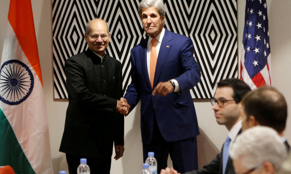 Anilas Madhavas Dave ir Johnas Kerry