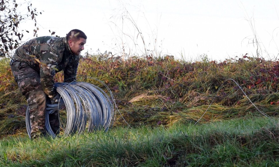 Slovėnijos armija įrenginėja spygliuotų vielų užtvaras