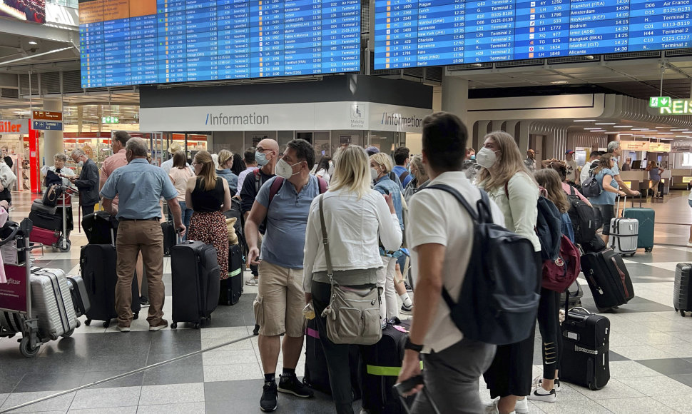 Keleiviai Franzo Josefo Strausso oro uoste Miunchene 2022 m. liepos 15 d. 