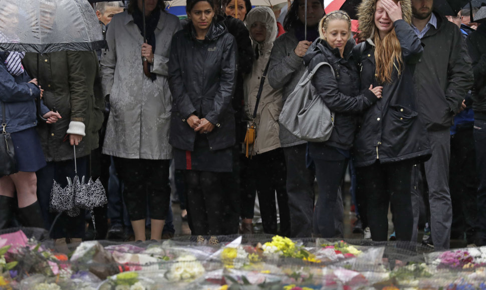 Tylos minutė teroristinio išpuolio Londone aukoms pagerbti 
