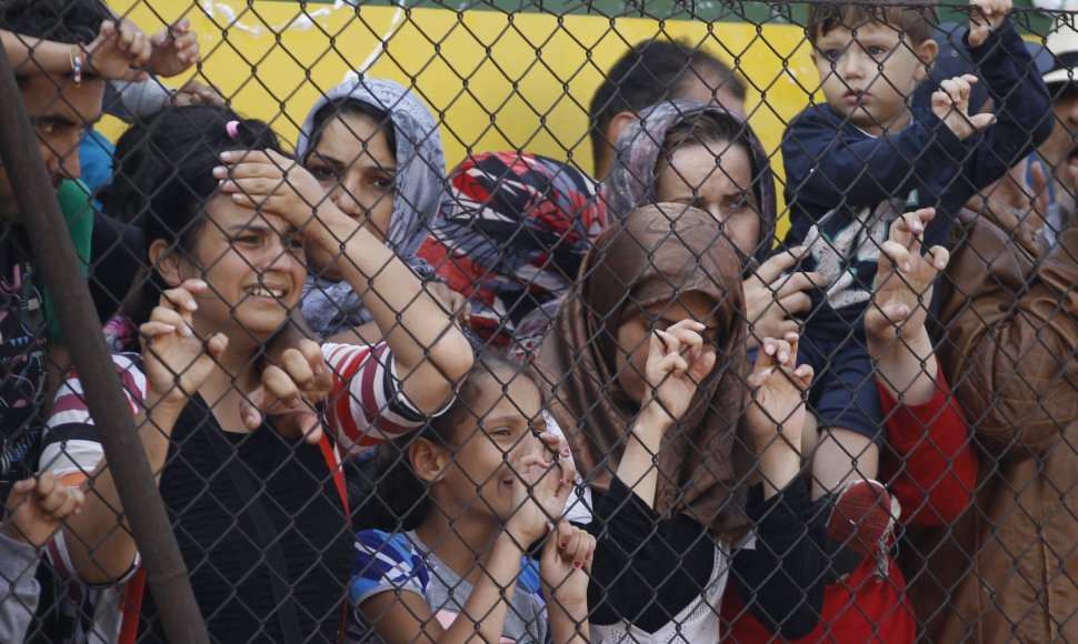 Pabėgėliai Vengrijoje prie pasienio punkto