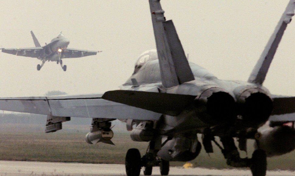 F-18 naikintuvas.