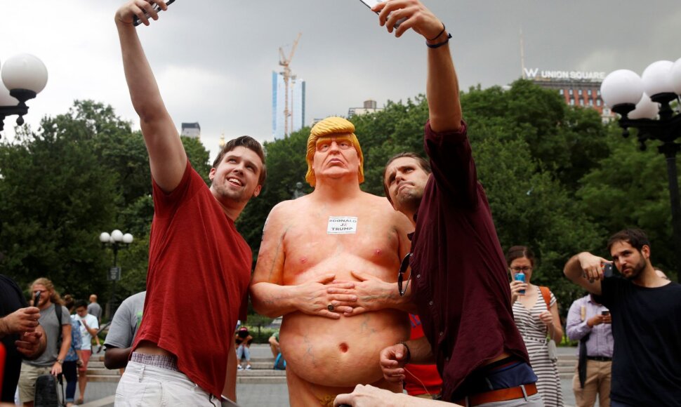 Nuogo Donaldo Trumpo skulptūra Niujorke