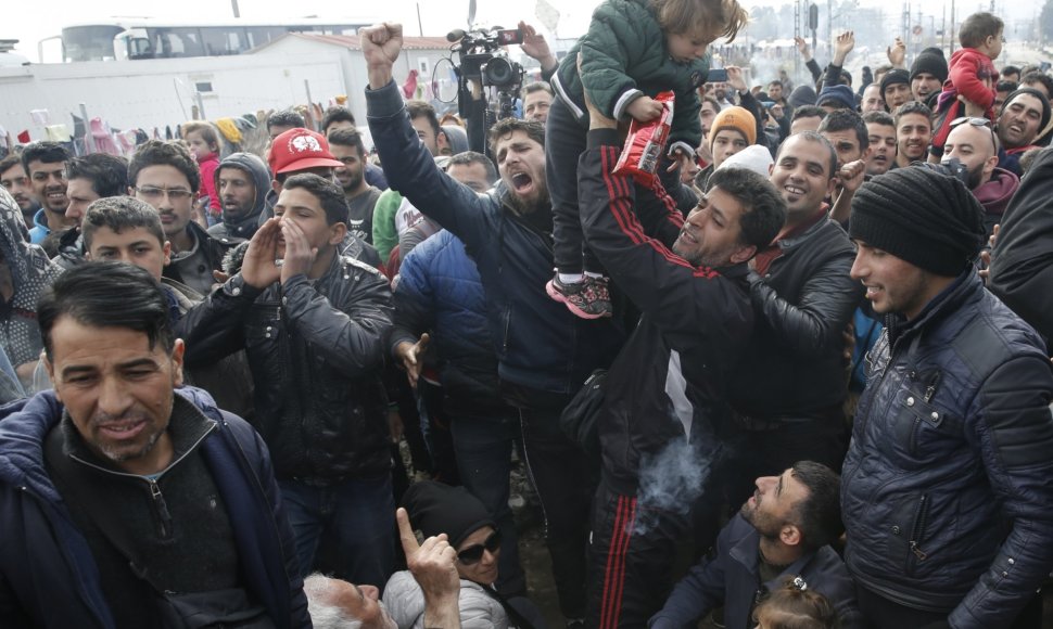 Migrantai blokuoja geležinkelį Graikijos ir Makedonijos pasienyje