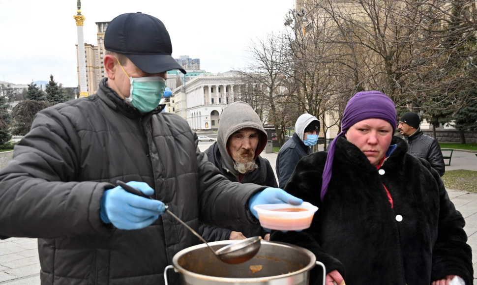 Ukrainoje skurstantiems dalijamas maistas