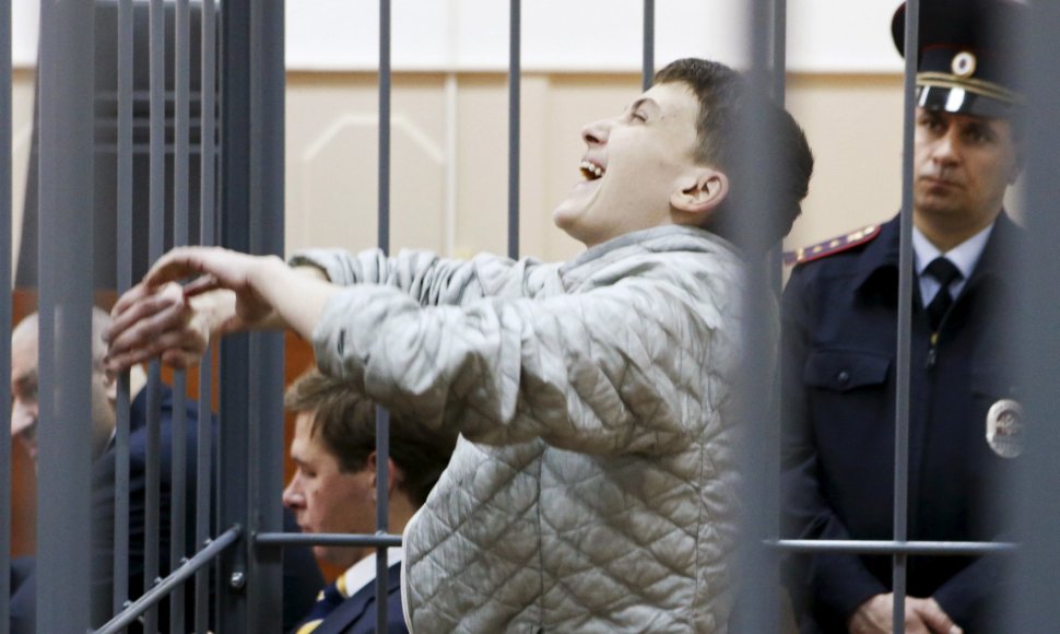 Gegužės 6 diena. Rusijoje kalinama Nadežda Savčenko juokiasi klausydamasi teismo pareiškimų