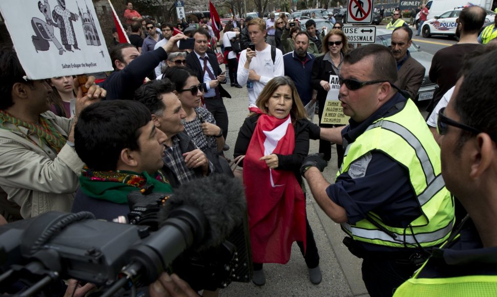 Prieš Erdogano politiką protestuojantys asmenys Vašingtone susirėmė su ją palaikančiais 