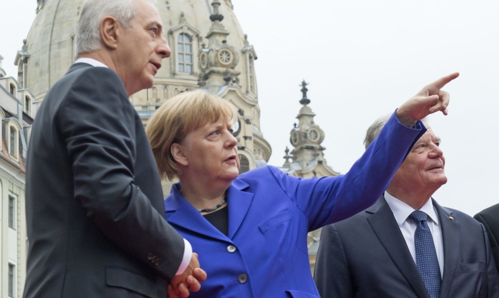 Vokietijos kanclerė per šalies suvienijimo metinių minėjimą Dresdene pasitikta protestuotojų užgaulėmis