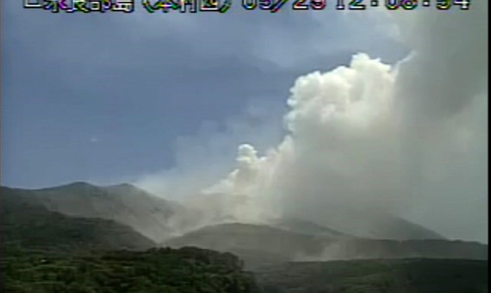 Japonijos saloje išsiveržė ugnikalnis