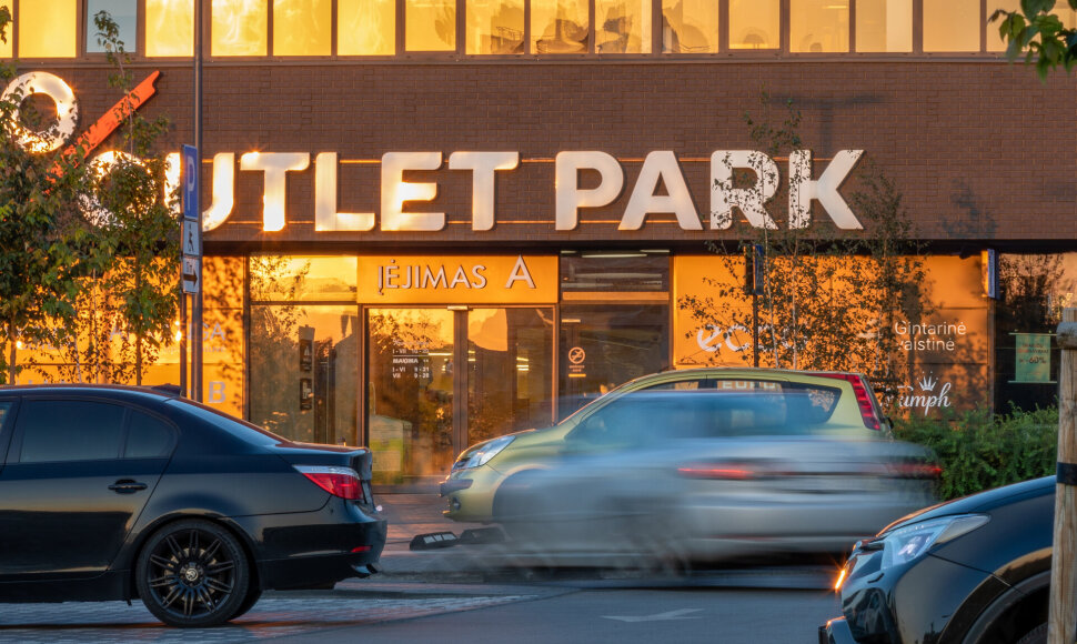 Atostogų lagaminui – nuo elegantiškų bikinių iki komfortiškų vientisų modelių: kodėl maudymosi kostiumėlio verta užsukti į „Outlet Park“?