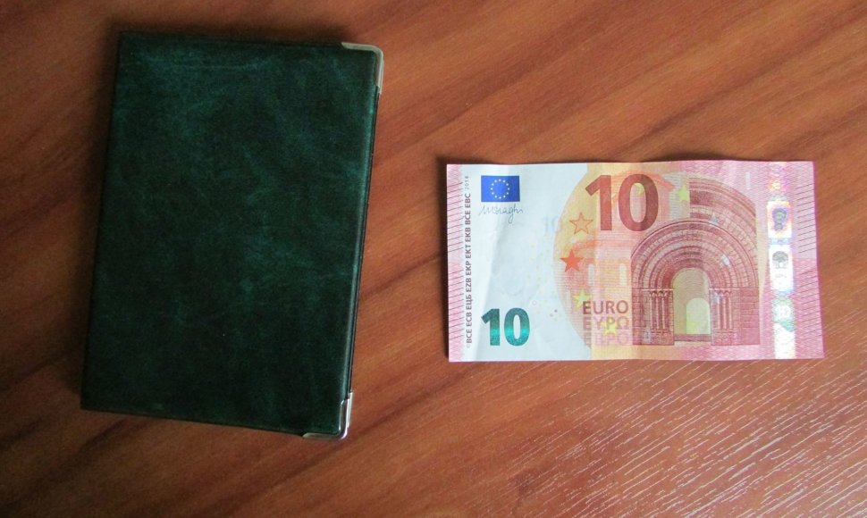 Protokolo nenorėjusi laukti pilietė muitininkui pasiūlė 10 eurų. 