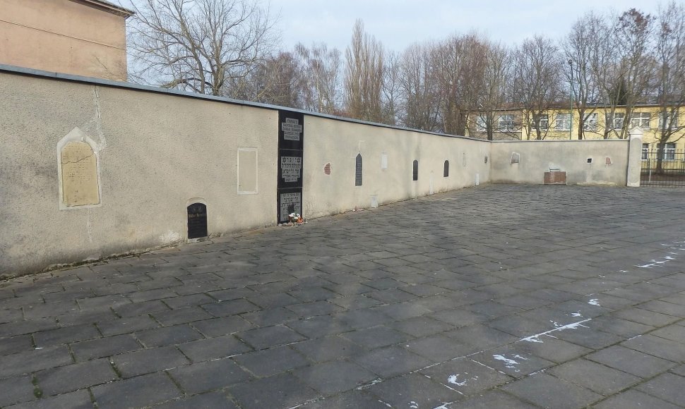 Memorialinė sieną Senosiose Klaipėdos žydų kapinėse.