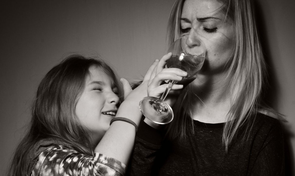 Vyną gerianti mama su dukra