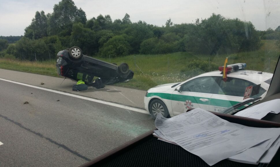 Kelyje Panevėžys-Vilnius apvirto automobilis. 