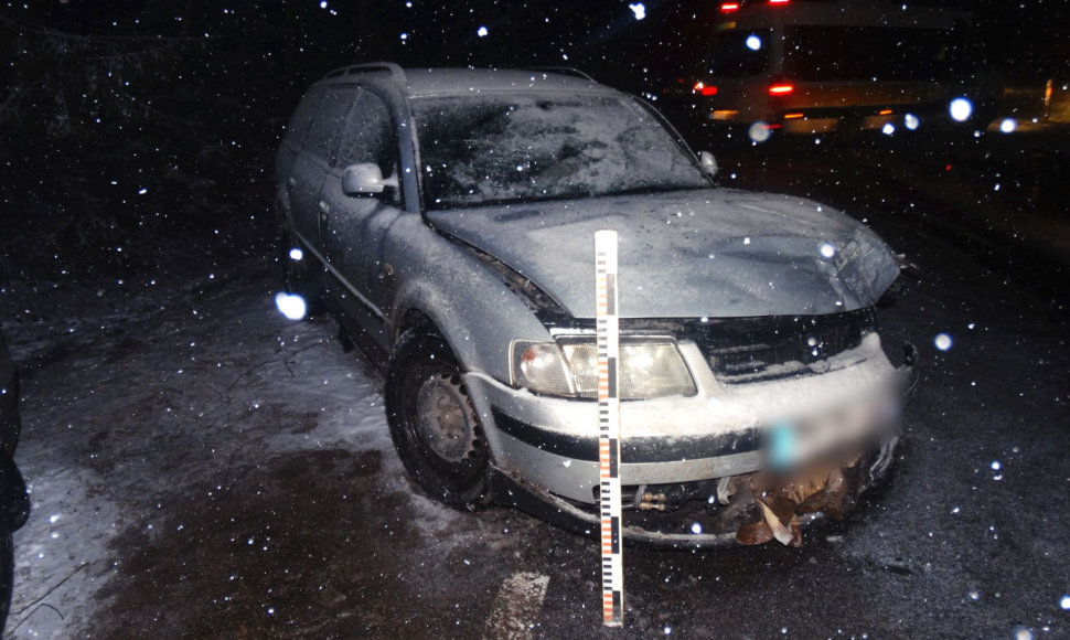 „Passat“ įvykio vietoje: šio VW vairuotojas ir keleiviai per avariją nenukentėjo
