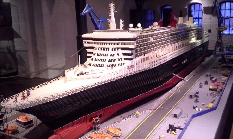 Laivo „Queen Mary II“ modelis iš LEGO kaladėlių