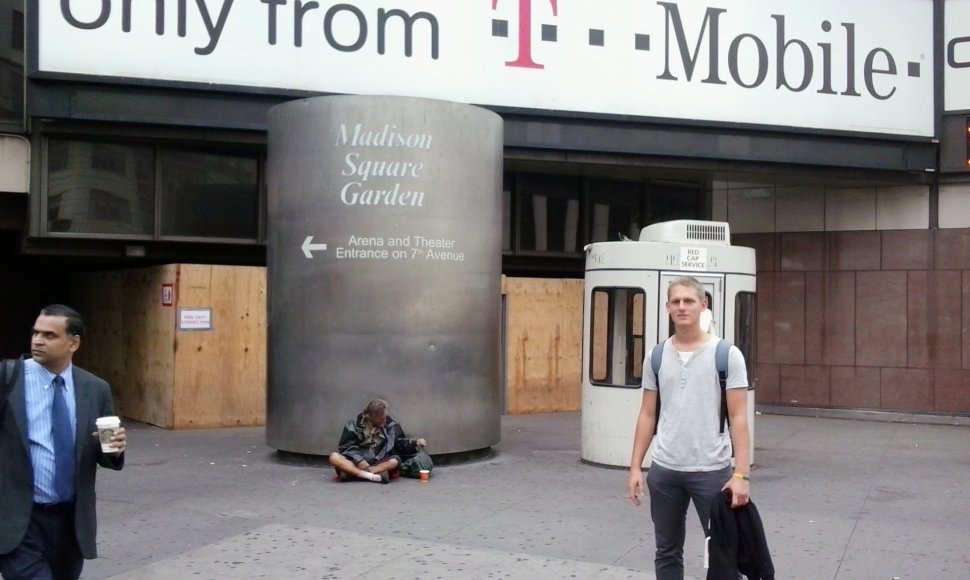 Akimirka iš praėjusios kelionės po JAV – Gediminas prie Madison Square Garden Niujorke.