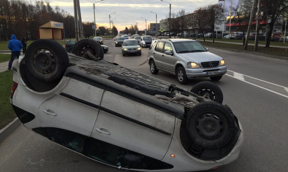 Po susidūrimo automobilis „Mercedes“ vertėsi ant stogo.