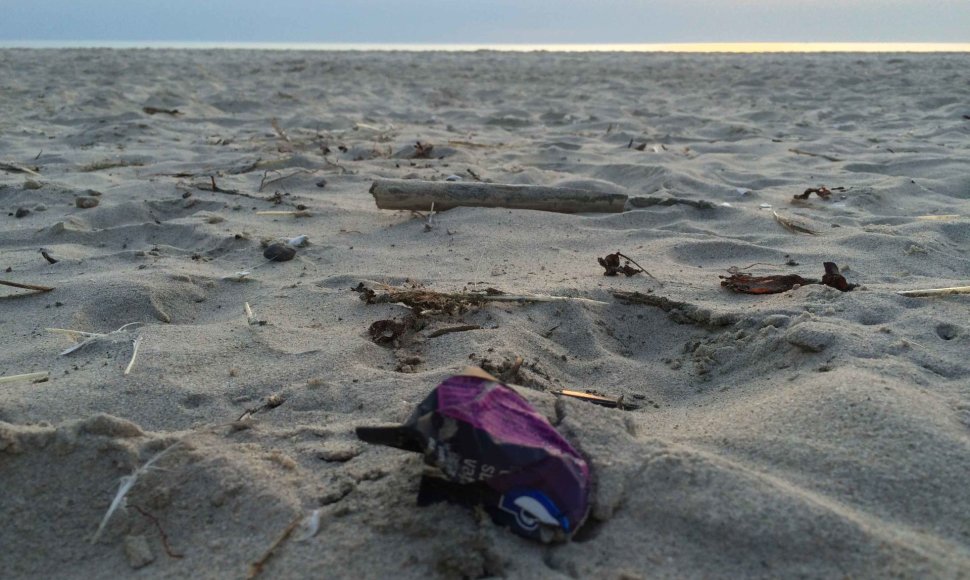 Jau trečius metus iš eilės analizuojama, kokių atliekų paplūdimiuose daugiausia – tai atskleidžia poilsiautojų įpročius.