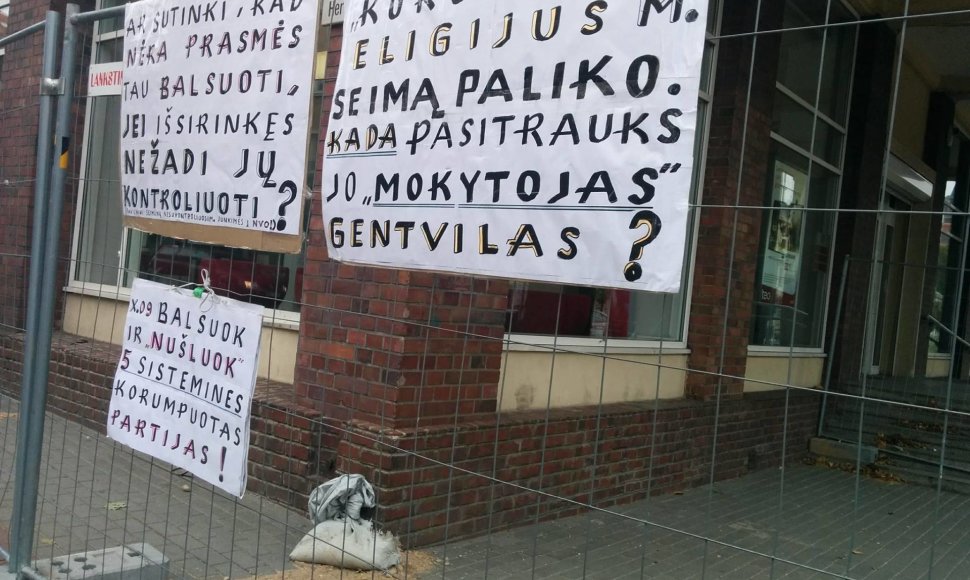 Klaipėdoje, netoli savivaldybės, kur iš anksto balsuojama Seimo rinkimuose, iškabinti antiagitaciniai plakatai.
