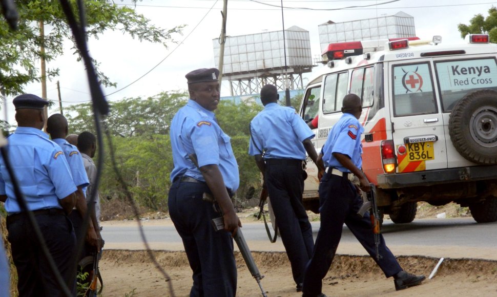 Kenijos policininkai netoli koledžo