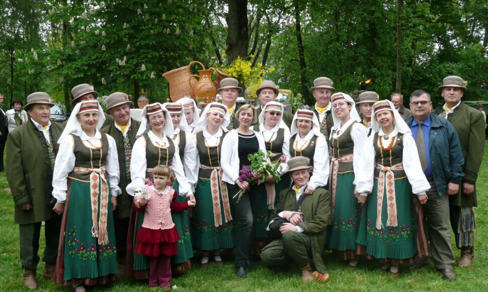 Tautinių šokių kolektyvas „Šimtažiedis“