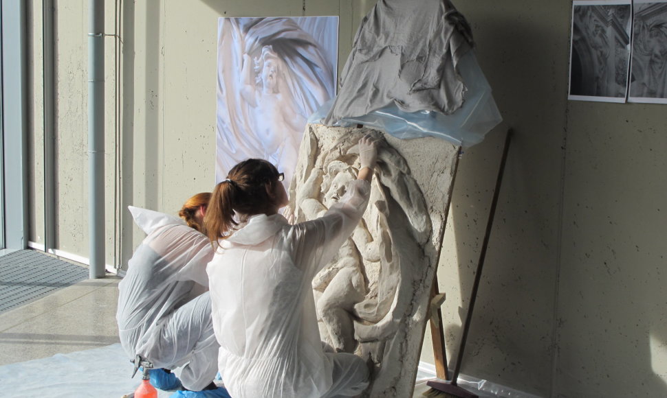 Skulptūros restauravimo studentės tarptautinėje parodoje „Baldai“ („LITEXPO“) rūmuose / VDA nuotr.
