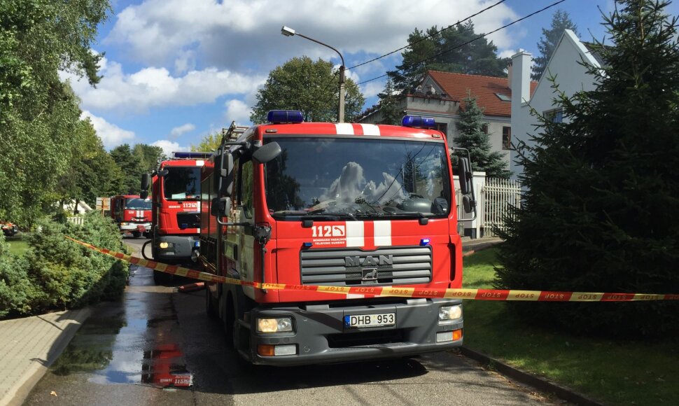Vilniuje, Nugalėtojų gatvėje, užsidegė namo stogas