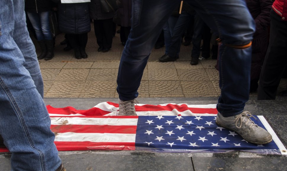 Protestuotojas Rusijoje trypia JAV vėliavą