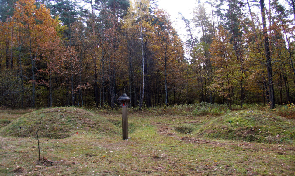 Karmazinų pilkapynas