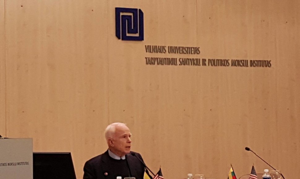 Johnas McCainas per susitikimą su Vilniaus universiteto studentais