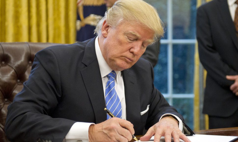 Donaldas Trumpas pasirašo sutartį dėl Vašingtono pasitraukimo iš TPP