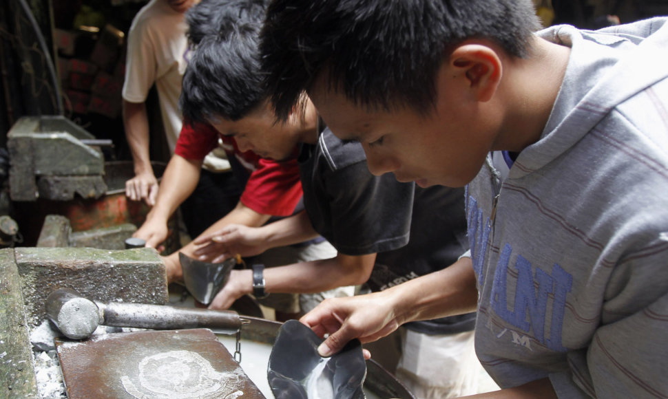 Filipinuose vaikai bando išgauti aukso dulkes