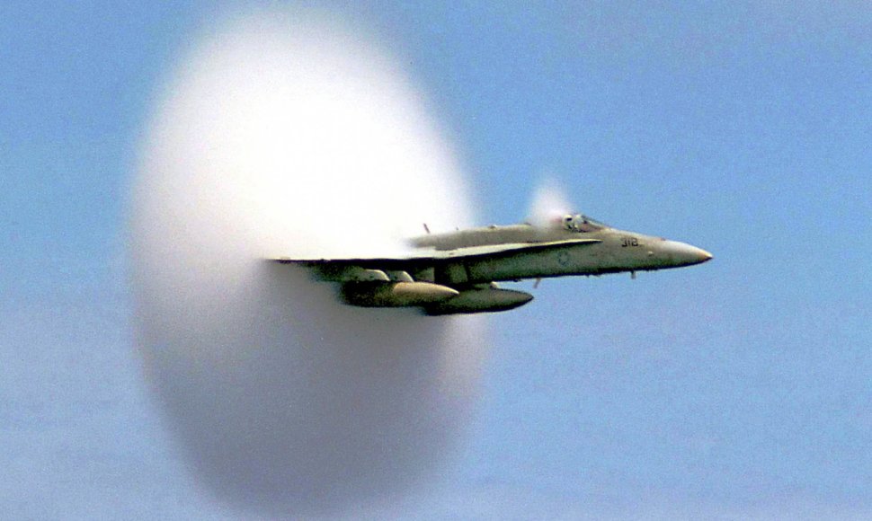 F/A-18 Hornet smūginė garso banga (asociatyvi nuotr.)