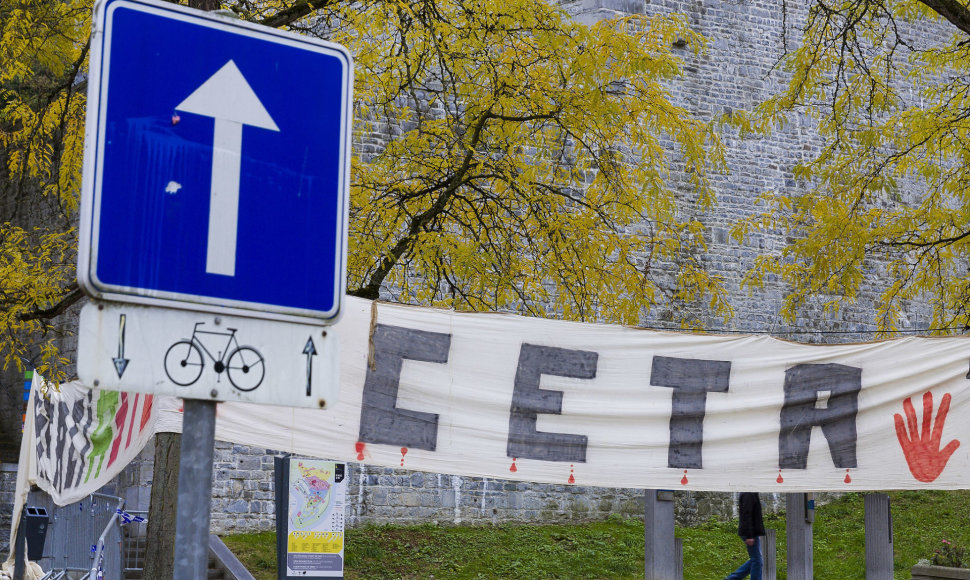 Plakatas prieš CETA prie Valonijos parlamento 