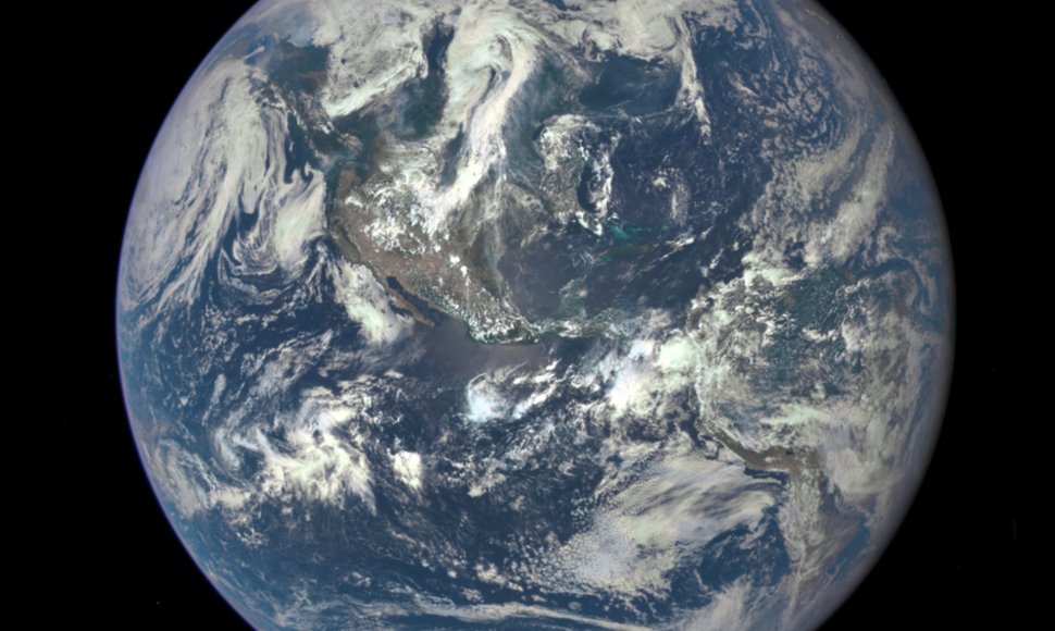 Žemės nuotrauka, daryta už milijono mylių esančiu palydovu „Deep Space Climate Observatory“