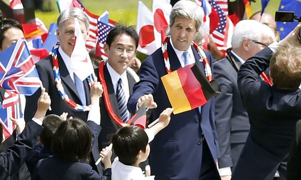 Kerry ir kiti Didžiojo septyneto diplomatijos vadovai aplankė Hirošimos taikos parką