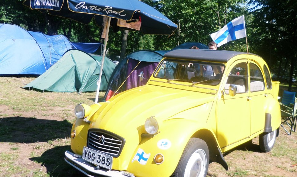 „Citroën 2CV“ klubo iš Suomijos nariai vieši Kauno kempinge