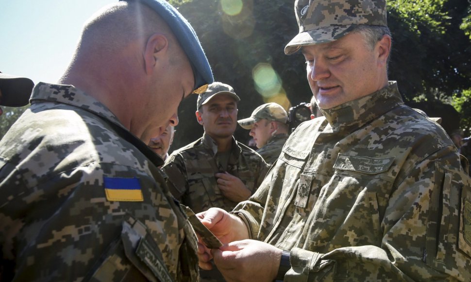 Petro Porošenka apdovanoja Ukrainos karį