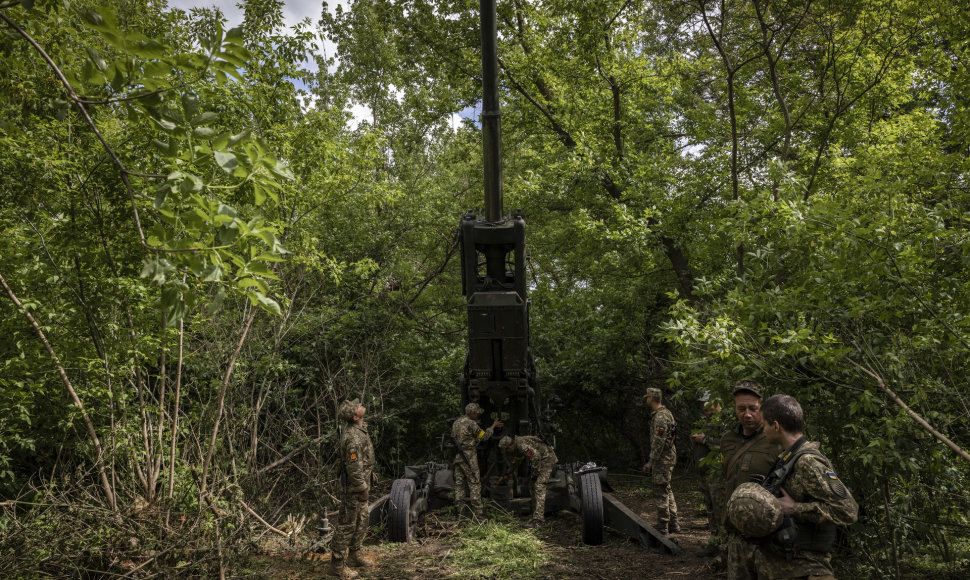 Ukrainos kariai su amerikiečių gamybos haubica M777 Donecko regione Ukrainoje