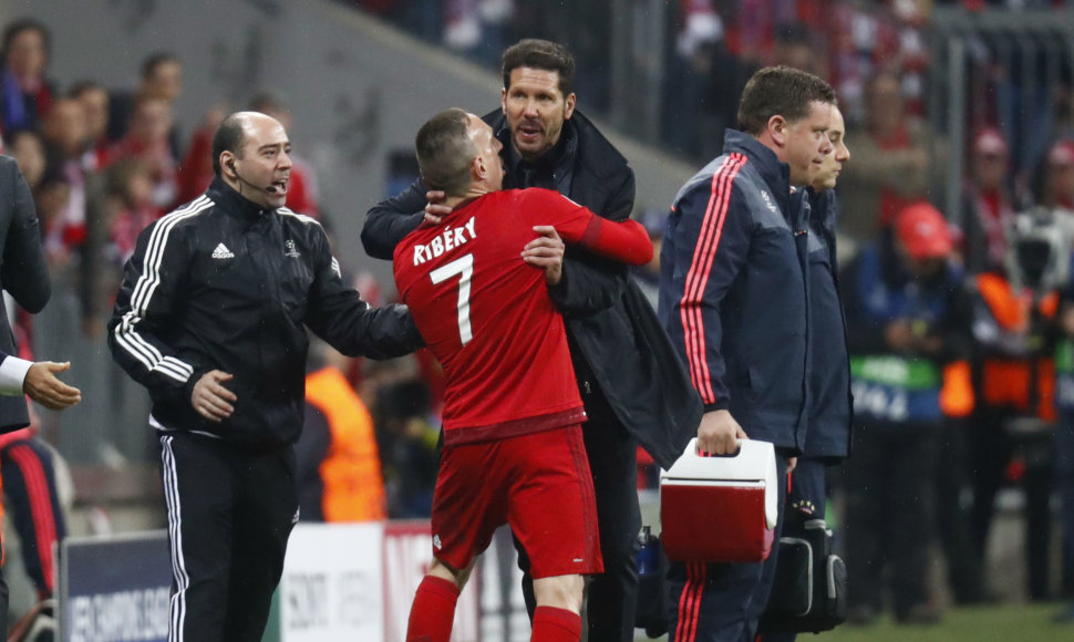 Francko Ribery ir Diego Simeone imtynės