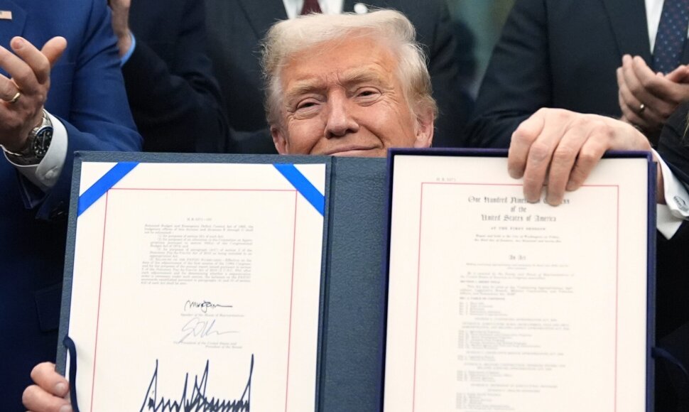 Donaldas Trumpas pasirašė įstatymo projektą / Jacquelyn Martin / AP