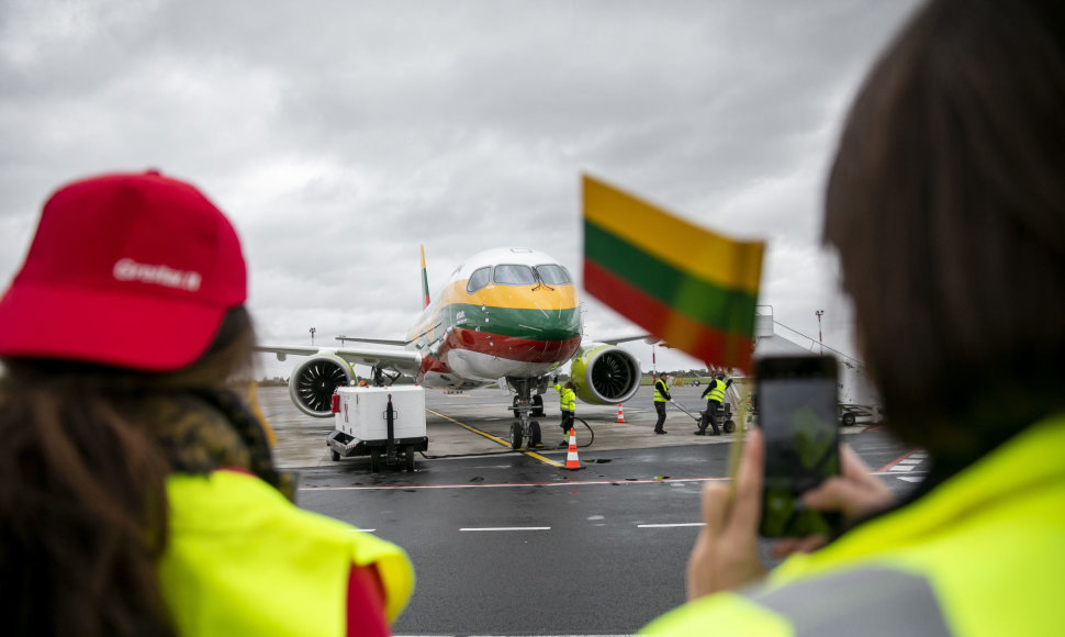 Lietuvos vėliavos spalvomis nudažyto lėktuvo „Airbus A220-300“ pasitikimas Vilniaus oro uoste