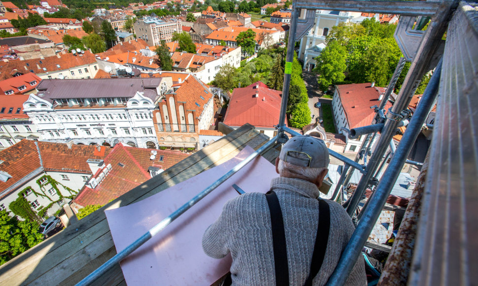 Aukštybėse dirbantys statybininkai tvarko unitų bažnyčios bokštą