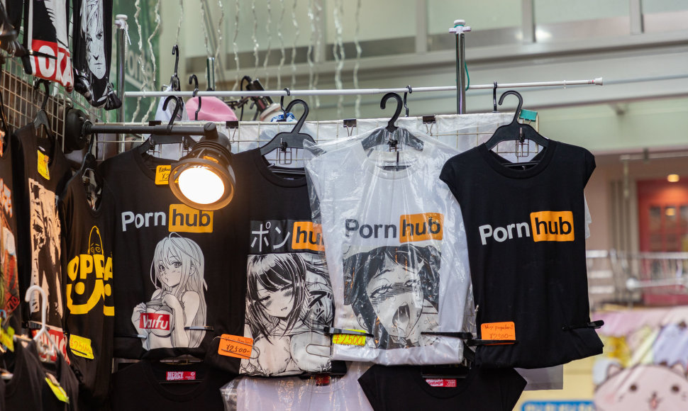 Tokijo gatvėje parduodami marškinėliai su piešiniais iš hentai komiksų