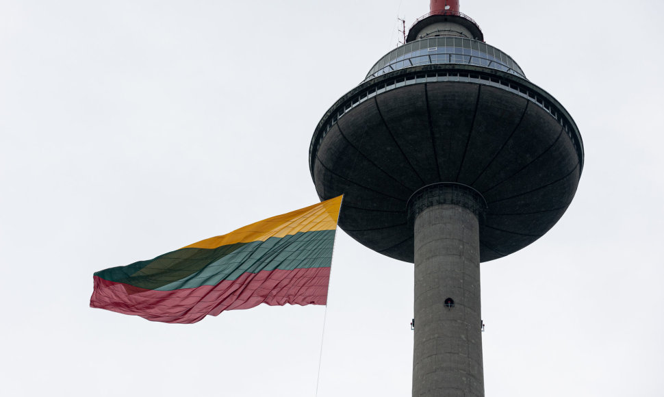 Ant Vilniaus televizijos bokšto iškelta Lietuvos vėliava