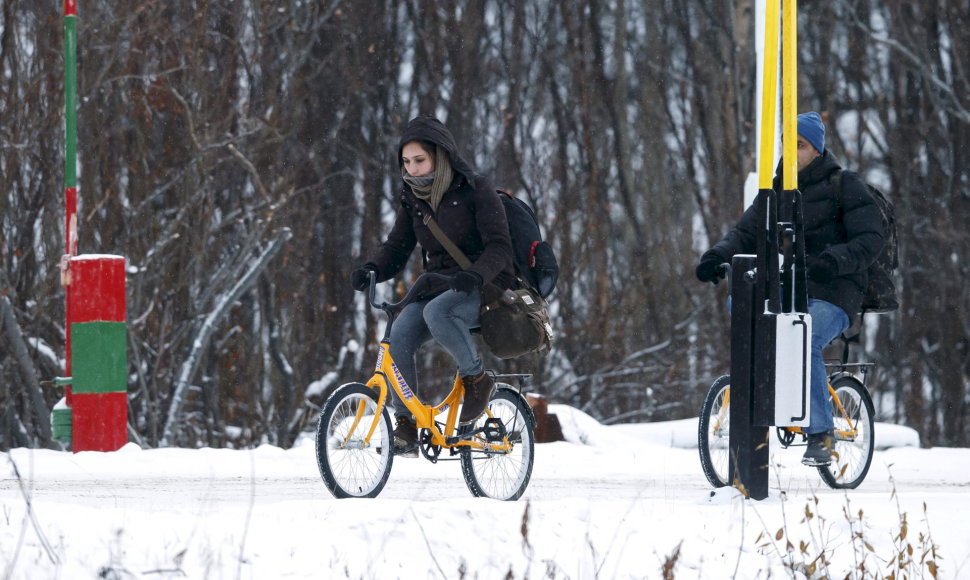 Migrantai ant dviračių kerta Rusijos ir Norvegijos sieną.