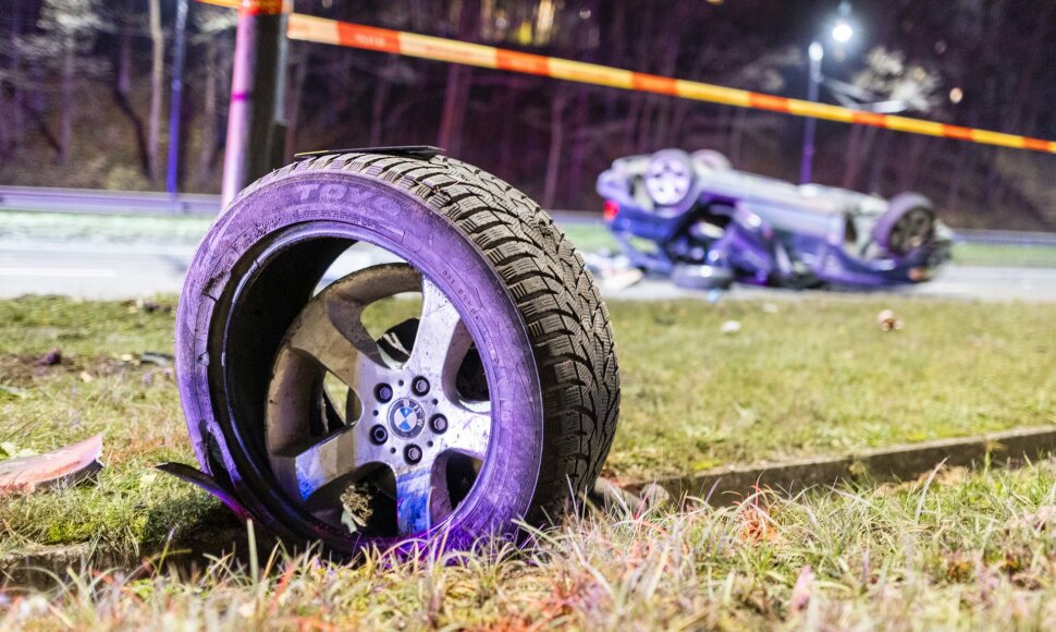 Vilniuje, Laisvės prospekte, apsivertė BMW X5
