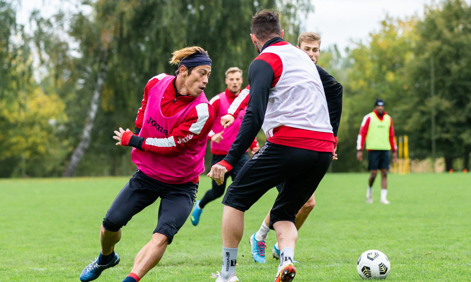 Keisuke Honda „Sūduvos“ treniruotėje.