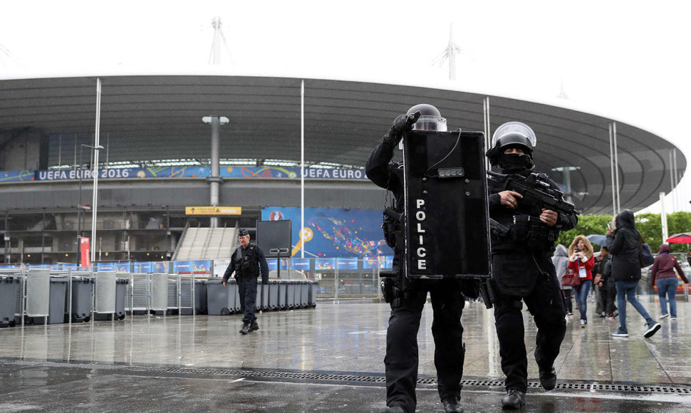 Apsaugos darbuotojai šalia „Stade de France“ stadiono